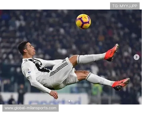 C罗训练中高难度倒钩入网：永不止步的足球传奇