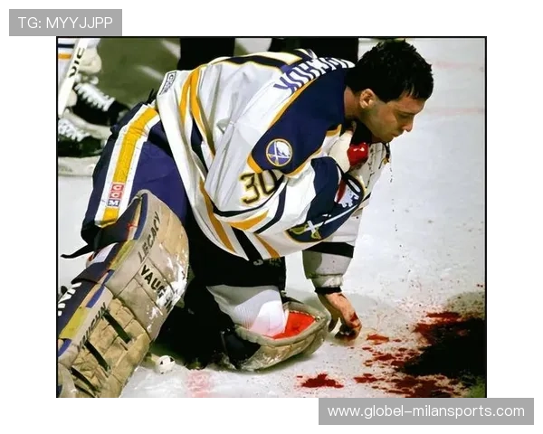 冰球比赛一队全体摔倒成搞笑集锦