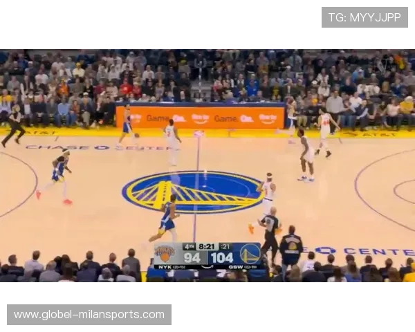 库里高难度漂移投篮得手，勇士再造高潮