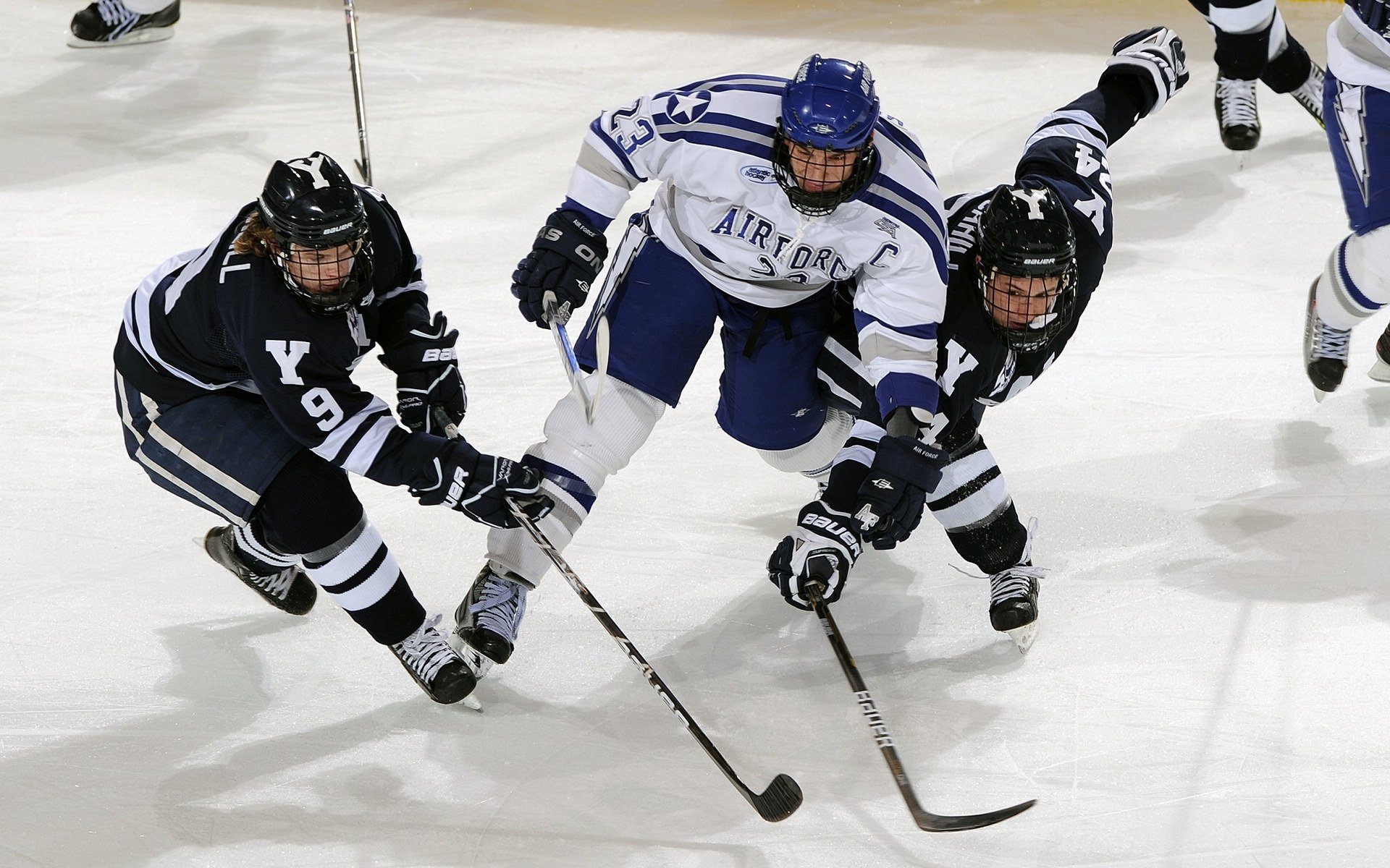 广东队利用挡拆战术不断撕裂对手防线，广东队战术打法