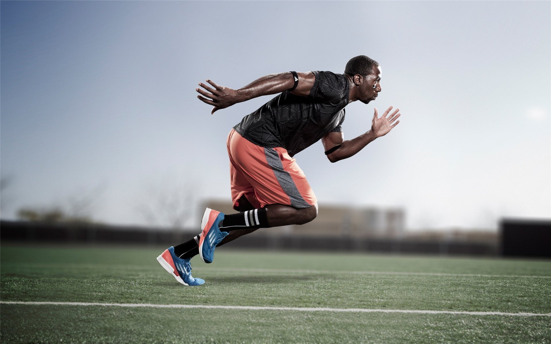 广东队利用挡拆战术不断撕裂对手防线，广东队战术打法