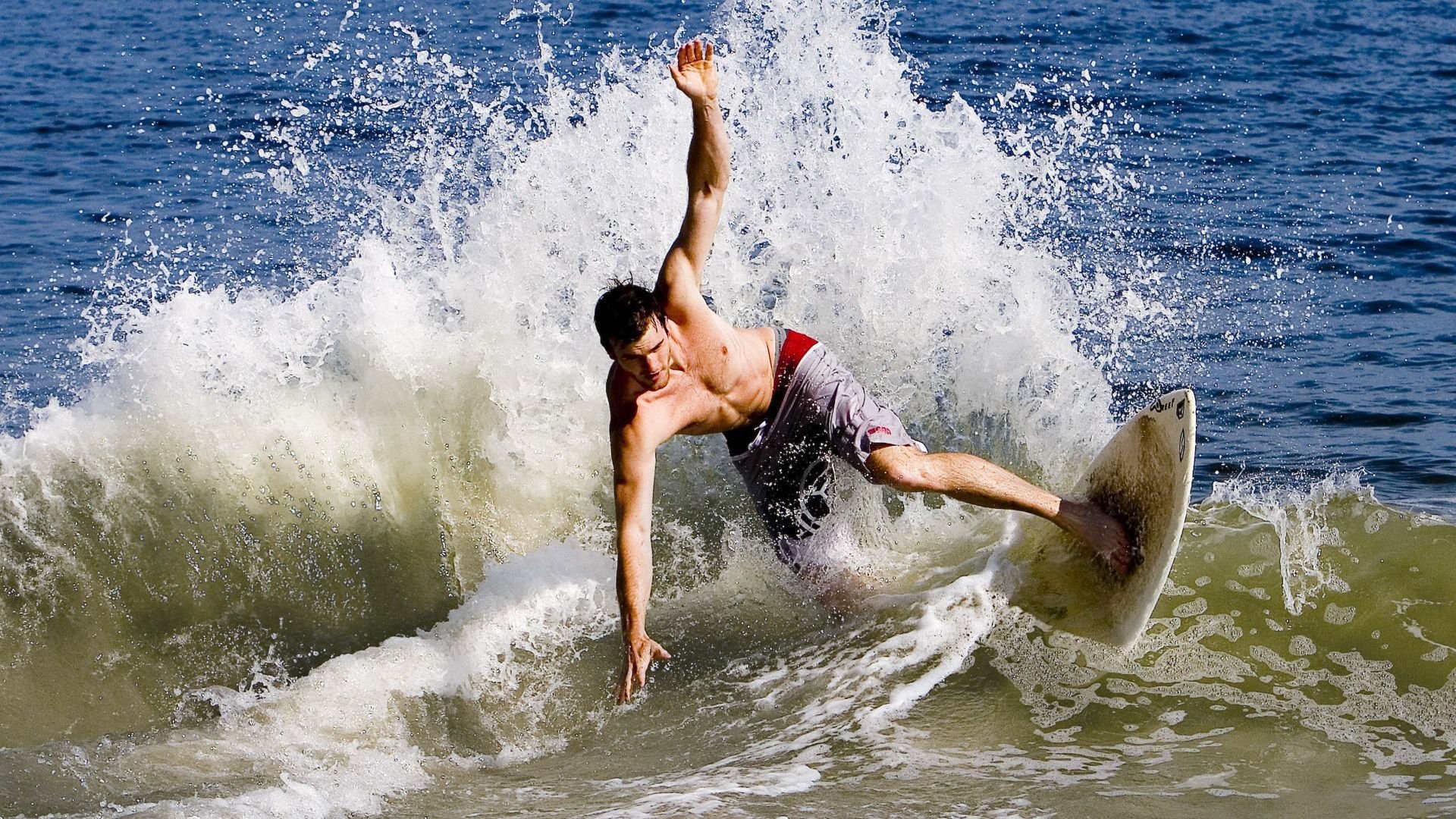 混合泳接力突尼斯团结协作显优势，混合泳接力是竞技游泳集体项目之一